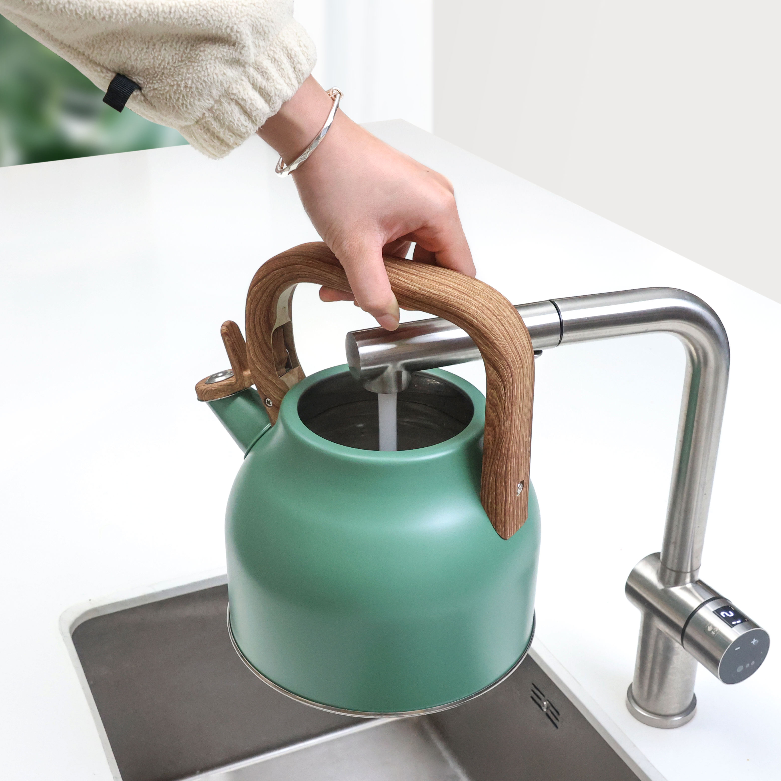 Fabrik-Großhandel 3,0 l pfeifender Teekessel Teekanne kundenspezifische Farbe Edelstahl-Heißwasser-Teekanne für ALLE Herdplatten