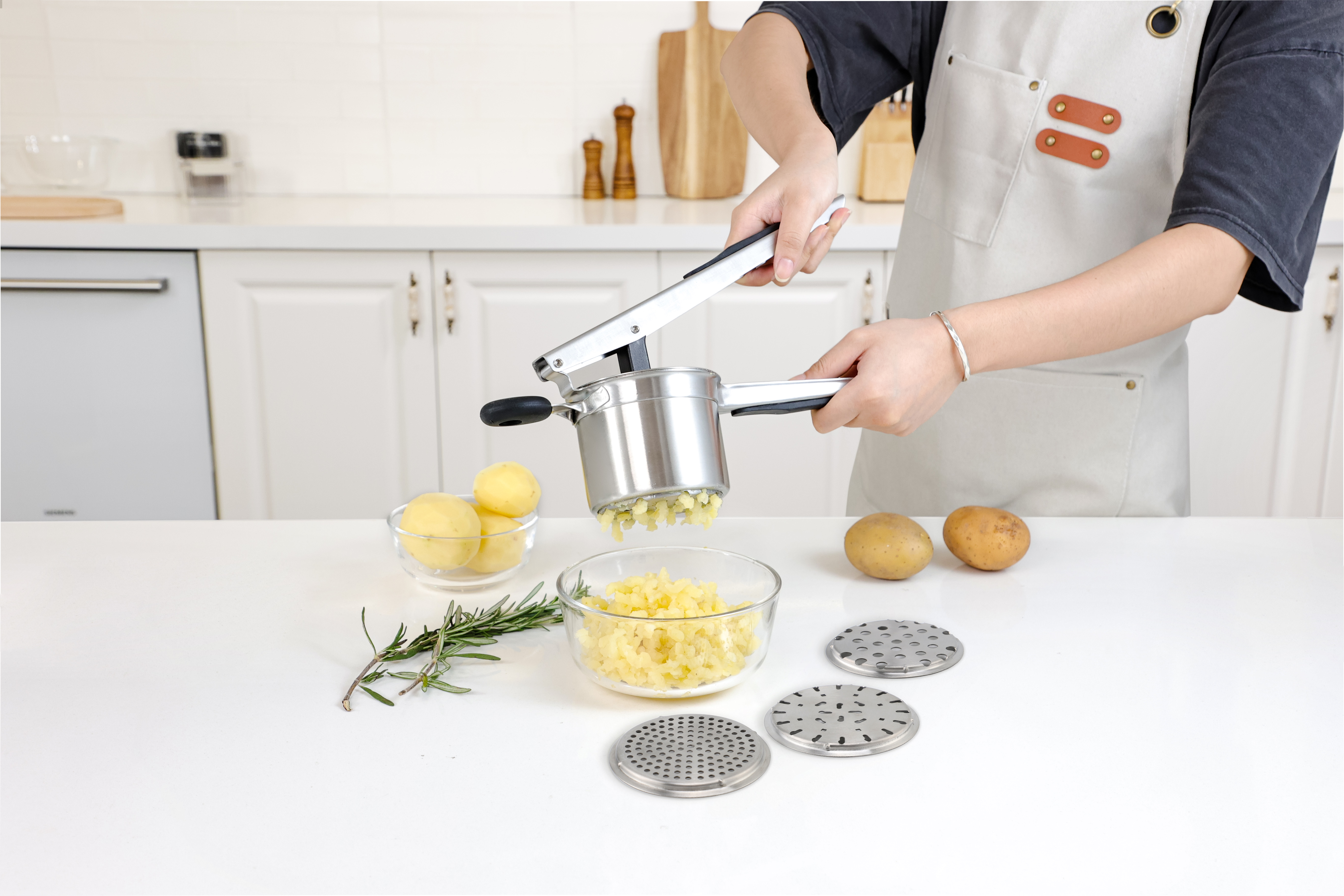 Auf Lager Kartoffelpresse aus Edelstahl für Kartoffelpüree, Gemüse und Obst. Kartoffelpresse