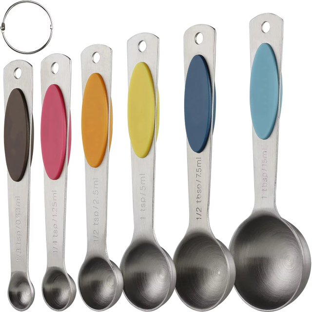 Set aus magnetischen Kaffeemessbechern und -löffeln aus Edelstahl