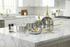Fabrikneues Ankunfts-Edelstahl-Kochgeschirr-Set mit Kochtöpfen mit goldenem Griff und gelötetem Boden. Kochgeschirr-Set, Kochtopf, Bratpfanne