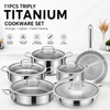 Fabrikneu eingetroffenes 11-teiliges, hochwertiges, dreilagiges, gehämmertes Titan-Kochgeschirr-Set mit Töpfen und Pfannen ohne Beschichtung und Glasdeckel
